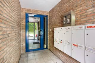 Dit appartement, gelegen aan de Kesseldallaan vlakbij de autostrade en in de nabijheid van het treinstation van Leuven biedt een uitstekende locatie voor wie waarde hecht aan een snelle verbinding. Rust en ontspanning vind je op wandelafstand in het Provinciaal domein.<br /><br />Bij het betreden van het appartement komen we in de inkomhal, waar zich ook het gastentoilet bevindt. Vanuit de inkomhal lopen we door naar de lichtrijke woonkamer, die in verbinding staat met de open keuken en toegang biedt tot het terras. Deze keuken zal vernieuwd worden en is reeds betaald door de verkopers. Alle details, indeling en toestellen kunnen bezorgd worden. <br /><br />Verder hebben we nog de badkamer met dubbele lavabo en douche en 2 ruime slaapkamers evenals een praktische berging met aansluiting voor een wasmachine.<br /><br />In de kelderverdieping bevindt zich een garagebox van 15m², deze is verplicht bij te kopen aan 30 000 euro.<br /><br />De verwarming is met aardgas, de ketel werd in 2020 vernieuwd. De elektriciteit is gekeurd en conform en het appartement is volledig asbestvrij. <br />Het dak van het gebouw werd in 2020 vernieuwd. <br /><br />In het gebouwd bevindt zich ene lift, deze werd recent vernieuwd. <br /><br />Alle tellers voor de nutsvoorzieningen zijn privaat. <br /><br />Bij verdere vragen of interesse kan u ons steeds contacteren.