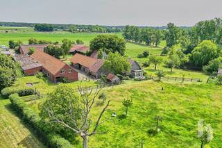 Prachtige, uniek gelegen hoeve met stallen en loods op perceel van circa 16.615m² .Te midden van groen en met een adembenemend zicht ligt deze...