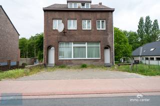 Bent u op zoek naar een ruime woning met veel potentieel op een toplocatie in Genk? Dan is deze open bebouwing met maar liefst 5 slaapkamers precies wat u zoekt!<br /><br />Deze centraal gelegen woning, op een boogscheut van Thor Park, combineert ruimte, lichtinval en mogelijkheden. Dankzij de grote leefruimte, ruime keuken, twee badkamers, volledige onderkeldering en mooie tuin, is dit een ideale gezinswoning, maar ook perfect geschikt als kangoeroewoning of voor dubbele bewoning.<br /><br /><strong>Indeling en kenmerken:</strong><br />Open bebouwing met 5 slaapkamers<br /><br />Ruime living met veel natuurlijk licht<br /><br />Twee badkamers (mogelijkheden tot afwerking naar eigen smaak)<br /><br />Deels volledig gerenoveerd, deels nog te moderniseren – ideaal voor wie zelf wil afwerken<br /><br />Gedeeltelijk goedgekeurde elektriciteit (attesten beschikbaar)<br /><br />Nieuwe hoogrendements condenserende gasketel<br /><br />Overal PVC ramen met dubbele beglazing<br /><br />Volledig onderkelderd, bereikbaar via de keuken – veel opslagruimte of hobbyruimte<br /><br />Zonnige tuin, perfect voor ontspanning of spelende kinderen<br /><br />Mogelijkheid tot opsplitsen in twee wooneenheden of inrichten als kangoeroewoning<br /><br /><strong>Ligging:</strong><br />De woning is gelegen in een rustige buurt vlakbij Thor Park en geniet van een centrale ligging in Genk, met goede verbindingen naar het stadscentrum, scholen, openbaar vervoer en uitvalswegen.<br /><br />Interesse?<br />Contacteer Baykal van Immo Center voor meer informatie of een bezichtiging:<br />📞 +32 497 52 35 95<br />📧 info@immo-center.be<br /><br />Mis deze kans niet om van deze ruime woning uw thuis te maken of een slimme investering te doen!