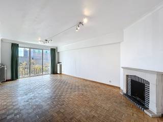 Morgan's Real Estate presents this beautiful 3-bedroom apartment located opposite the Strombeek-Bever cultural center and close to all amenities (public transportation, schools, shops, etc.).<br />The apartment comprises a large entrance hall, a beautiful 27m² living/dining room with a 10m² open-plan kitchen.<br />A hallway leads to the 3 bedrooms and the bathroom.<br />EPB B<br />Infos and visits : 02/4302486