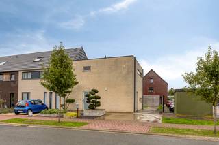 <p><span>immo DAVID stelt u deze instapklare, eigentijdse halfopen bebouwing voor, gelegen in een rustige en kindvriendelijke straat. De woning combineert een strak design met hoogwaardige materialen, hedendaags wooncomfort en een bijzonder aangename lichtinval.</span></p>
<p><span>Op het gelijkvloers geniet u van een lichtrijke leefruimte met volledig ingerichte open keuken, strak afgewerkt met kwalitatieve materialen en een duurzaam keramisch werkblad. Aansluitend bevindt zich een praktische berging met rechtstreekse toegang tot de oprit. Vloerverwarming zorgt hier voor extra comfort.</span></p>
<p><span>De verdieping omvat twee ruime slaapkamers. De eerste slaapkamer van 16 m² beschikt over een lavabo met meubel. De masterbedroom van 19 m² onderscheidt zich door een vrijstaand ligbad en lavabo. De open inloopdouche in de nachthal en de ruime dressing vervolledigen het geheel.</span></p>
<p><span>Buiten geniet u van een mooie zuidoostgerichte tuin met geïsoleerd tuinhuis, ideaal als hobby- of bergruimte. Vier zonnepanelen en een gunstig EPC-label B onderstrepen het energiezuinige karakter van deze woning.</span></p>
<p><span>Ook de ligging is een troef: dichtbij de Ring en Brussel en op korte afstand van scholen, openbaar vervoer, winkels, de fietssnelweg en het ziekenhuis. Sport, ontspanning en horeca bevinden zich eveneens in de nabije omgeving. Een stijlvolle woning waar comfort, rust en bereikbaarheid perfect samenkomen.</span></p>
