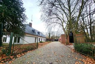  Villa met professionele opslagruimte, kelder en kantoorruimtes. Een domein waar ruimte, uitstraling en mogelijkheden samenkomen. Op een bijzonder...