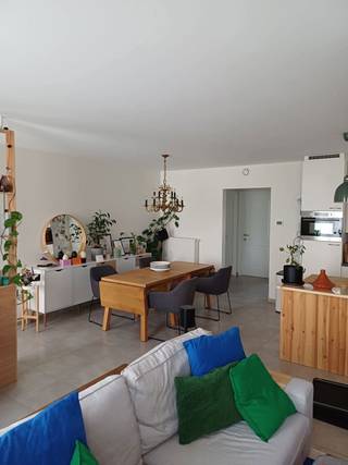 Recent appartement met 2 slk, garagebox en terras in het centrum van Koningshooikt<br /><br />- In de dorpskern van Koningshooikt<br />- Recent gebouwd (2018)<br />- 2 slaapkamers<br />- 1 badkamer met inloopdouche<br />- berging<br />- leuke koer/terras<br />- ondergrondse garagebox inbegrepen in de huurprijs<br />- vlakbij winkels, openbaar vervoer en scholen
