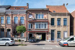 <p><span>HOBOKEN | APPARTEMENT MET 2 SLAAPKAMERS NABIJ HET CENTRUM VAN HOBOKEN | EPC E | Dit op te frissen appartement is gelegen op de eerste verdieping van een klein gebouw (slechts 2 appartementen) en beschikt over aparte meters voor gas, elektriciteit en water. Bijgevolg zijn er geen algemene kosten.</span></p><p><span>Verder zijn er twee ruime slaapkamers, een ingerichte keuken en een badkamer met douche en toilet. Op het gelijkvloers is een gemeenschappelijke berging voor onder andere fietsen, enz. en in de kelder is er een private kelderberging.</span></p><p><span>Dit appartement is uitstekend gelegen op wandelafstand van openbaar vervoer, scholen, winkels en het park Sorghvliet.</span></p><p><span> </span></p>