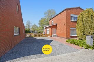 Deze open bebouwing, gelegen in het centrum van Eernegem in een rustige omgeving, bevindt zich op een mooi perceel van 727 m². De woning werd...