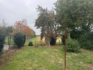 Uitstekend gelegen, te renoveren, woning met 3 slaapkamers, garage en tuin!De woning is gelegen recht tegen over het wijndomein “het eiken vat” –...