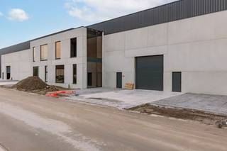 Ontdek het gloednieuwe KMO-project Gruuthuse in Oostkamp.<br /><br />Dit modern bedrijvenproject bevindt zich op een strategische locatie in het hart van West-Vlaanderen. <br />De laatste afwerkingswerken zijn volop aan de gang. <br />Ideaal voor ondernemingen die nood hebben aan extra ruimte of op zoek zijn naar een interessante investering.<br />De kmo-units in Oostkamp bevinden zich op een uitstekende locatie in de nabijheid van de grote steden zoals Brugge en Gent , waardoor ze kunnen bijdragen aan een bloeiende economische omgeving die tal van zakelijke kansen bieden.<br /><br /><br />Troeven: <br /><br />* Toplocatie nabij Brugge en Gent - vlotte verbinding met de E40 en E403 <br />* Duurzame BEN gebouwen <br />* Casco oplevering met een oppervlakte van 714,18 m²<br />* Vrije hoogte van 10 meter<br />* Aparte kantoorruimte<br />* 2 verdiepen<br />* Mogelijkheid tot diverse optiepakketten<br />* 3 parkeerplaatsen<br />* Industriële, gepolierde gewapende betonvloer<br />* Lichtstraat in meerwandige polycarbonaatplaten met aluminium profielen<br />* Aluminium schrijnwerk met elektronische sectionale poort<br /><br />Onmiddellijk beschikbaar of beschikbaar op zeer korte termijn!<br /><br />Interesse?<br />Contacteer Simon via 0498 12 37 08 of mail naar simon@vicusvastgoed.be