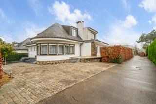Op een strategische locatie in Ninove, langs een belangrijke verbindingsweg, bevindt zich deze tijdloze villa die perfect inspeelt op de...
