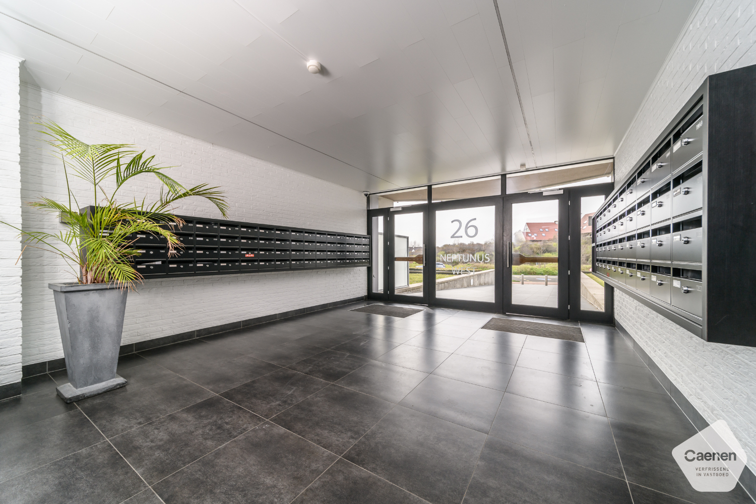 Te renoveren of op te frissen studio met zonnig terras en staanplaats inbegrepen - foto 2