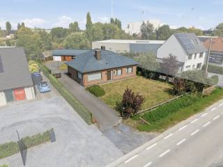 Ben je op zoek naar een ruime villa waar je comfortabel gelijkvloers kunt wonen, maar die tegelijk nog enorm veel mogelijkheden biedt? Dan is deze woning absoluut het ontdekken waard.<br /><br />TROEVEN<br />- Woonst met 1001 mogelijkheden (renders zijn beschikbaar en tonen onder meer de mogelijkheden voor extra slaapkamers op het verdiep of een bijkomende leefruimte achteraan met zicht op de tuin);<br />- Volledig onderkelderd (bijzonder praktisch!);<br />- Ruime praktijk-/loodsruimte van 85 m² achteraan, ideaal voor een zelfstandige activiteit, praktijk, hobbyruimte, garage of atelier; <br /><br />INDELING<br />Je komt binnen via een ruime inkomhal die toegang biedt tot de verschillende leefruimtes. De lichtrijke leefruimte sluit mooi aan op de leefkeuken, die op haar beurt een praktische verbinding heeft met de kelderberging.<br />Op het gelijkvloers bevinden zich verder drie slaapkamers en een badkamer met douche. Dankzij deze praktische indeling is de woning bijzonder geschikt voor wie comfortabel en grotendeels gelijkvloers wil wonen.<br />Het verdiep bestaat momenteel uit een ruime zolderruimte, maar biedt heel wat potentieel. Hier kunnen bijvoorbeeld twee extra slaapkamers worden ingericht. Ook een andere invulling behoort uiteraard tot de mogelijkheden.<br />De woning is volledig onderkelderd en beschikt bovendien over een extra ruime kelderberging ter hoogte van de inpandige garage. Aan bergruimte is er dus geen gebrek.<br /><br />Buiten geniet je van een ruime, volledig afgesloten tuin op een perceel van maar liefst 1.123 m².<br />De grote oprit biedt plaats aan meerdere wagens en zorgt voor een vlotte bereikbaarheid van zowel de woning als de achterliggende praktijk-/loodsruimte.<br /><br />= EEN EIGENDOM MET ENORM VEEL POTENTIEEL<br /><br />Benieuwd naar wat hier allemaal mogelijk is? Plan snel je bezoek en ontdek zelf het enorme potentieel van deze woning!