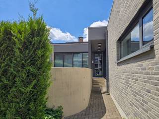 Vous recherchez un espace de pratique moderne et accessible à Lummen ? Alors c'est ta chance ! Idéal pour les cabinets médicaux, les professions paramédicales, les professions libérales et les bureaux, cet espace de bureaux fictif offre un environnement professionnel dans un emplacement pratique.Caractéristiques de la salle de pratique de Lummen :- Convient à diverses fins : parfait pour les médecins, les physiothérapeutes, les psychologues, les orthophonistes, les avocats, les comptables et autres professions.- Année de construction 2014 : bâtiment moderne avec des équipements récents.- Espace de bureau Casco : offre la possibilité d'organiser l'espace selon vos souhaits et besoins.- Salle d'attente partagée : utilisation efficace de l'espace et du confort pour vos patients/clients.- Toilettes : installations sanitaires disponibles.- Accessible en fauteuil roulant : répond aux exigences d'accessibilité, ce qui le rend adapté à tous.- Sous-sol équipé : espace de rangement supplémentaire ou espace d'archives.- Emplacement à Lummen : emplacement idéal avec une bonne accessibilité.