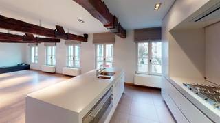 <strong>Dit lichte duplex bevindt zich op een van de meest theatrale locaties in Antwerpen.</strong><br /><br />Vanuit de woonkamer en keuken op parket heeft men namelijk een <strong>adembenemend</strong> <strong>uitzicht</strong> over de <strong>Bourla</strong> <strong>Schouwburg</strong> in hartje centrum. De <strong>levendigheid</strong> <strong>van de stad</strong> staat in contrast met de <strong>rust</strong> <strong>die</strong> <strong>de</strong> <strong>leefruimte</strong> <strong>weerspiegelt</strong>. Een <strong>gezellige</strong> <strong>gas</strong> <strong>haard</strong> <strong>geeft</strong> <strong>de</strong> <strong>ruimte</strong> <strong>een</strong> <strong>warm</strong> <strong>gevoel</strong> en de <b>warme</b> <strong>parket</strong> draagt hier ook aan bij net zoals <strong>authentieke</strong> <strong>balken</strong>. <br /><br />Achteraan werd een <strong>gezellig</strong> <strong>terras</strong> <strong>geïnstalleerd</strong> dat <strong>zuidwest</strong> georiënteerd is. <br />Een verfrissende cocktail op het terras? Dat kan! Het terras is groot genoeg voor een eettafel én een lounge hoekje te creëren.<br /><br />Via de trap komt men op de <strong>tweede</strong> <strong>verdieping</strong> waar er zich <strong>twee</strong> <strong>slaapkamers</strong> met telkens een <strong>en suite badkamer</strong> bevinden. De ene badkamer beschikt over een douche en de andere over een ligbad. <br /><br /><strong>Troeven:</strong><br />- moderne open haard<br />- ruim terras<br />- prachtig uitzicht<br />- centrale ligging<br />- airco in de slaapkamers