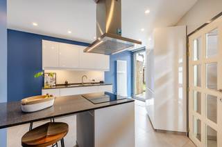 <p><span>Instapklare woning met 3 ruime slaapkamers!</span></p><p><span>Deze woning is gelegen in de dorpskern en toch in het groen; vlakbij handel, scholen en verbindingswegen.</span></p><p><span>De troeven van deze woning zijn absoluut de locatie, de perfecte staat en de aanwezigheid van een tuintje en garage!</span></p><p><span>Op het gelijkvloers bevinden zich de inkomhal, apart toilet, ruime en lichtrijke woonkamer met aansluitend de volledig ingerichte keuken, met aansluiting naar de zonnige tuin.</span></p><p><span>Op de eerste verdieping bevinden zich 3 ruime slaapkamers en een prachtige ingerichte badkamer met dubbele wastafel, inloopdouche en ligbad.</span></p><p><span>Er is centrale verwarming op aardgas, er zijn zonnepanelen aanwezig. En verder is er nog een kelder en een garage.</span></p><p><span>Elke ruimte is ontzettend lichtrijk en door de perfect indeling ook groot! Op zoek naar een instapklare woning, in fantastisch goede staat, perfect onderhouden, met ruimte en licht en een tuintje, waar u heerlijk kunt genieten van de zon? Dan is deze woning zeker iets voor u! Neem contact op om uw bezoek te plannen!</span></p><p><span>EPC 140, uc 2300713; Si in aanvraag; P-score A, G-score A; </span><span>Bestuursmaatregelen in het maatregelenregister: nee.</span></p><p><span> </span></p>