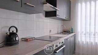 Welkom in deze aangename en gegeerde wijk! Deze buurt ademt een rustige, residentiële sfeer uit en heeft toch alle stedelijke gemakken zoals winkels en restaurants binnen handbereik. Ook qua bereikbaarheid zit het goed voor zowel auto (singel en snelwegen) als openbaar vervoer (trein en tram). Zin om even in tussen het groen te vertoeven? Het Stadspark ligt op wandelafstand.<br /><br />Het appartement zelf werd gebouwd in 2024 en voldoet volledig aan de hedendaagse normen op vlak van comfort en energiezuinigheid, met een uitstekend energielabel A! Doordat het appartement op een hoek ligt gericht naar het zuiden stroomt het zonlicht rijkelijk binnen. In de technische ruimte is er een aansluiting voor je wasmachine en droogkast. De slaapkamer is ruim en biedt naast een bed nog plaats voor een kast en een bureau. Een tweede, apart toilet zorgt voor extra comfort.<br /><br />Ten slotte is er ook nog de mogelijkheid om een autostaanplaats te huren aan 120 euro/maand!<br /><br />Zie jij jezelf hier al wonen? Kom het snel ontdekken!<br /><br /><strong>Extra info</strong><br />Gem. kosten: ongeveer 135 euro/maand (incl. verwarming, onderhoud lift, blokpolis, syndicus, enz.).<br />Aparte meter voor elektriciteit en water.<br />Beschikbaar: vanaf 1 april.<br />Gemeenschappelijke fietsenberging.<br /><br /><strong>Voorwaarden</strong><br />Max. aantal personen: 2.<br />Huurwaarborg: 3 maanden.<br />Kost plaatsbeschrijving: ongeveer 230 euro (intrede en uittrede).