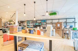 <p>Een handelsruimte combineren met comfortabel wonen op één locatie? Dit veelzijdige pand in de Vlamingenstraat te Wervik biedt een ruim handelsgelijkvloers van maar liefst 228 m² met daarboven een volwaardige gezinswoning met drie slaapkamers, terras en tuin.</p>
<p>Het handelsgedeelte werd in 2020 volledig vernieuwd en omvat een ruime winkelruimte met aansluitend een veelzijdig atelier, allen afgewerkt met kwalitatieve materialen. Dankzij de royale oppervlakte en praktische indeling leent het gelijkvloers zich bovendien voor tal van andere professionele activiteiten, zoals kantoorruimte, praktijk, dienstverlening of een combinatie van verschillende functies.</p>
<p>De bovenliggende woning is bereikbaar via een afzonderlijke inkom en beschikt over een ruime en gezellige woonkamer met een afgescheiden gedeelte dat perfect als bureau kan worden ingericht. Vanuit de leefruimte is er rechtstreekse aansluiting op het ruime leefterras, een mooie uitbreiding van de woonruimte tijdens de warmere maanden. De volledig uitgeruste keuken beschikt over de gebruikelijke toestellen en biedt alle comfort voor dagelijks gebruik.</p>
<p>Op de verdieping bevinden zich drie ruime slaapkamers (met maatkasten) en een stijlvol ingerichte badkamer met inloopdouche. Naast het ruime terras beschikt het pand ook over een tuin, waardoor hier verrassend veel buitenruimte aanwezig is.</p>
<p>Met maar liefst 43 zonnepanelen (14.520 Wp) en een thuisbatterij, inbegrepen in de verkoop, werd bovendien stevig geïnvesteerd in energiezuinigheid.</p>
<p>Een bijzonder veelzijdig eigendom voor wie wonen en werken comfortabel wil combineren, maar evengoed interessant voor wie op zoek is naar een ruim pand met verschillende gebruiksmogelijkheden.</p>