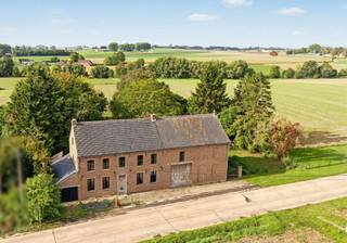 Graag bieden wij u deze charmante woning aan in het landelijke Sint Pieters Kapelle:  De woning werd smaakvol gerenoveerd met behoud van authentieke elementen en combineert karakter met hedendaags comfort.
Via de mooie inkomhal komt u in de ruime woonkeuken en de gezellige tv-hoek. Verder beschikt de woning over twee slaapkamers en een ruime, landelijk ingerichte badkamer. De vaste trap brengt u naar de zolderverdieping, waar zich momenteel twee onafgewerkte kamers bevinden, die u naar eigen wens verder kan inrichten.
Ook de fantastische schuur biedt heel wat mogelijkheden. Afhankelijk van uw plannen en de geldende voorschriften kan deze ruimte dienen voor een vrij beroep, als extra leefruimte, voor kangoeroewonen of voor een eigen project.
De woning heeft een EPC-label C en is uitgerust met centrale verwarming op stookolie (Buderus), vloerverwarming, 16 zonnepanelen en een laadpaal. De elektrische installatie is conform tot 2048.
Een karaktervol landhuis met ruimte, comfort en tal van mogelijkheden!
Voor meer informatie of een bezoek, contacteer Sophie via 0496 71 50 59.