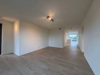 Vraag uw bezoek aan via immodavinci.be<br /><br />Ligging<br /><br />Dit stijlvolle nieuwbouwappartement is uitstekend gelegen in Zwijnaarde, op een strategische locatie nabij het Technologiepark, UZ Gent en AZ Maria Middelares. Dankzij de nabijheid van openbaar vervoer, de E40, E17, R4 en andere belangrijke invalswegen geniet u van een vlotte bereikbaarheid. Winkels en dagelijkse voorzieningen bevinden zich eveneens in de directe omgeving.<br /><br />Indeling<br /><br />De ruime leefruimte baadt in het natuurlijke licht dankzij de grote raampartijen en biedt vrij uitzicht op het omliggende groen. De volledig uitgeruste keuken is voorzien van kwalitatieve, volwaardige toestellen en sluit naadloos aan op de leefruimte.<br /><br />Verder beschikt het appartement over twee ruime slaapkamers, een moderne badkamer en een praktische berging in het appartement. Vanuit de keuken heeft u toegang tot een aangenaam westgericht terras, waar u volop kunt genieten van de namiddag- en avondzon.<br /><br />Op technisch vlak is het appartement uitgerust met vloerverwarming via een warmtepomp, die in de zomer ook kan koelen. Daarnaast zijn er zonnepanelen en een ventilatiesysteem D. Het appartement wordt volledig geschilderd opgeleverd en is voorzien van alle verlichtingsarmaturen.<br /><br />Bij te huren staanplaats: 85 EUR. <br /><br />Troeven<br /><br />EPC A (E-30)<br />2 ruime slaapkamers<br />Grote raampartijen met vrij uitzicht op groen<br />Westgericht terras<br />Warmtepomp<br />Zonnepanelen en ventilatiesysteem D<br /><br />Vrij vanaf 1 september