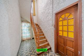 In de historische stadskern van Ieper wacht deze charmante stadwoning op nieuwe eigenaars die op zoek zijn naar een woning met karakter en...