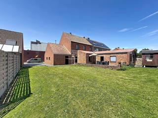 <h1><span>Halfopen woning op ruim perceel van 2.424 m² in Langemark</span></h1><h1><span>Bent u op zoek naar een woning met ruimte en tal van mogelijkheden? Dan is deze halfopen bebouwing in Langemark zeker een bezoek waard.</span></h1><h1><span>Deze te renoveren woning is gelegen op een uitzonderlijk ruim perceel van </span><span>2.424 m²</span><span> en bevindt zich op </span><span>wandelafstand van het centrum</span><span>, waardoor u geniet van een rustige ligging met alle voorzieningen binnen handbereik.</span></h1><h1><span>De woning beschikt over een private oprit, </span><span>inpandige garage </span><span>en </span><span>grote</span><span>, </span><span>landelijk tuin </span><span>met vergezichten </span></h1><h1><span>Gelijkvloers</span><span>: </span></h1><h1><span>inkom, </span><span>woonkamer </span><span>met zithoek, </span><span>keuken </span><span>met toegang naar de tuin, </span><span>badkamer</span><span>, </span><span>bureauruimte</span><span>/slaapkamer en </span><span>kelder</span><span>.</span></h1><h1><span>1e verdieping</span><span>: </span></h1><h1><span>ruime nachthal, </span><span>4 slaapkamers</span><span> en </span><span>zolder </span><span>met mogelijkheid tot creëren van extra kamers.</span></h1><h1><span>Dankzij het ruime perceel biedt deze eigendom heel wat kansen voor wie op zoek is naar extra buitenruimte, een gezinswoning op maat wil creëren of een renovatieproject met potentieel zoekt.</span></h1><h1><span> </span></h1><h1><span> </span></h1>