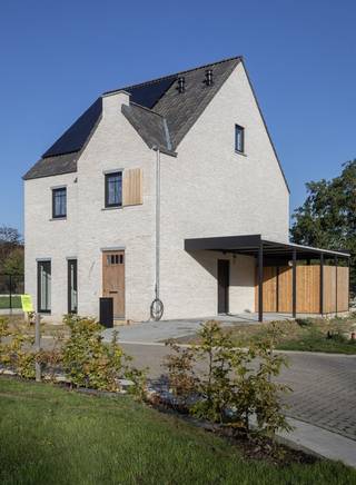 <strong>WONING LOT 16 IN WOONPROJECT PAULINA PARK TE LANKLAAR.</strong><br /><br /><strong>KENMERKEN WONING</strong><br /><span>- 3 Slaapkamers.</span><br /><span>- Oppervlakte woning: 124m².</span><br /><span><span>- Grondoppervlakte perceel: 5a06ca.<br /></span></span>
<p><strong>BEZOEK ONZE MODELWONING </strong><br />Ontdekken hoe het echt voelt om te wonen in Paulina Park? Maak nu een afspraak en kom onze modelwoning ontdekken.<br /><br /><strong>ALGEMEEN<br /></strong>In het verlengde van de Dr. Lenstralaan in Lanklaar, Dilsen-Stokkem, in de richting van de Zuid-Willemsvaart, is het uitzonderlijke woonproject <strong>Paulina Park </strong>in volle ontwikkeling. Dit project omvat <strong>29 karaktervolle open bebouwde woningen</strong> met tuin, smaakvol geïntegreerd in de groene omgeving aan het water.<br /><br /><strong>HARMONIEUS WONEN<br /></strong>Elke woning is voorzien van duurzame materialen die harmonieus aansluiten bij de omgeving. Bovendien is iedere woning uitgerust met <strong>vloerverwarming, warmtepomp, zonnepanelen en ventilatiesysteem D</strong>, zodat u gewapend bent voor een zorgeloze en energiezuinige toekomst!<br /><br /><strong>AFWERKING & MATERIALEN<br /></strong>Voor de <strong>afwerking worden ruime budgetten </strong>voorzien. Alle wooneenheden worden standaard <strong>hoogwaardig afgewerkt </strong>met <strong>duurzame en moderne materialen en technieken</strong>. We denken graag met u mee om de woning helemaal naar uw smaak en persoonlijkheid af te werken. Op basis van onze ervaring slagen we er steeds opnieuw in om een <strong>unieke en exclusieve uitstraling</strong> te geven naargelang uw wensen.<br /><br /><strong>LIGGING<br /></strong>Omringd door weelderig groen, biedt deze locatie vlakbij het Nationaal Park Hoge Kempen een idyllische leefomgeving. Ingesloten tussen de bosrand en het water van de Zuid-Willemsvaart creëert Paulina Park de perfecte balans tussen groen, water en comfort, met alles wat u nodig hebt binnen handbereik.<br /><br />Op slechts 5 minuten afstand bevinden we ons in het stadscentrum van Dilsen-Stokkem en met de oprit van de E314 op slechts 10 minuten afstand, geniet u van een vlotte verbinding met nabijgelegen steden (Genk, Maasmechelen, Hasselt,...).<br /><br /><strong>PRIJZEN<br /></strong>De vermelde prijzen zijn exclusief BTW op de constructie/infra-wegenis, verkooprechten op de grond, aktekosten, ereloon notaris, opzoekingskosten, aandeel verkavelingsakte en kosten aandeel nutsvoorzieningen. Contacteer ons voor een kostenraming.<br /><br />Bekijkt u deze advertentie via een aanverwante vastgoedsite, surf dan zeker naar onze website <strong>www.N78vastgoed.be </strong>voor een uitgebreide beschrijving en foto's. Meer informatie: <strong>+32 (0)89 86 18 88 </strong>of<strong> info@N78vastgoed.be</strong>.</p>
