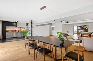 Dit uitgestrekte appartement van ca. 186 m² ligt op een toplocatie in het hart van Antwerpen, nabij het Centraal Station, de Meir en Chinatown,...