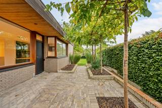 Dans un emplacement particulièrement agréable sur la colline de Hainaut à Hasselt se trouve cette villa au caractère unique, à rénover, avec un niveau de vie surélevé, située sur un magnifique terrain entièrement clôturé de pas moins de 1.100 m².<br /><br />La maison bénéficie d'un emplacement excellent dans un environnement résidentiel calme, verdoyant et résidentiel, où l'espace, la vie privée et la qualité de vie sont au centre des préoccupations. Un quartier idéal pour faire grandir des enfants, avec le centre animé de Hasselt, des écoles, des magasins et d'autres commodités quotidiennes à distance de marche.<br /><br />Agencement<br />La maison se distingue par son aménagement particulier en bel-étage, où les principales pièces de vie se trouvent au niveau de vie surélevé. Cet agencement offre une expérience de vie agréable et lumineuse, créant une délicieuse sensation d'ouverture et d'intimité.<br /><br />Grâce au niveau de vie surélevé, on bénéficie également d'une belle vue sur la verdure environnante et le terrain spacieux. La maison est à rénover et offre ainsi une excellente base pour aménager les espaces existants selon ses propres goûts et désirs contemporains.<br /><br />Jardin et espaces extérieurs<br />Le magnifique terrain entièrement clôturé de 1.100 m² est sans aucun doute l'un des atouts majeurs de cette propriété. La surface généreuse du jardin procure un agréable sentiment d'espace et de vie privée, et crée de nombreuses possibilités pour la détente, les enfants qui jouent et la vie en plein air.<br /><br />La combinaison de l'environnement de jardin verdoyant et des espaces de vie surélevés offre une expérience de vie particulière, où le contact avec la nature et le sentiment d'ouverture sont au cœur de l'expérience.<br /><br />Particularités<br />- Magnifique terrain entièrement clôturé de 1.100 m².<br />- Environnement résidentiel calme et recherché.<br />- Emplacement convivial pour les enfants à courte distance de Hasselt.<br />- Aménagement particulier en bel-étage avec des espaces de vie surélevés.<br />- Agréable luminosité et belle vue sur l'environnement du jardin.<br />- Maison à rénover avec de nombreuses possibilités pour réaliser un concept de vie personnalisé.<br /><br />Une propriété avec un potentiel exceptionnel, où la combinaison d'un terrain spacieux, d'une expérience de vie unique et d'un excellent emplacement résidentiel près de Hasselt fait toute la différence. <br />EPC E / obligation de rénovation.