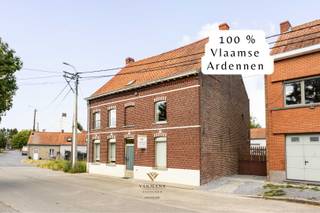 Op den buiten, in de Deurnestraat. De poort naar alle wandel en fietsroutes van de Vlaamse Ardennen.<br />Deze woning is een renovatie project maar op vandaag wel nog bewoond en zeer goed onderhouden.<br />De buiten omgeving op een perceel van 1500 m² is een paradijs voor de tuin en dieren liefhebbers en niet te vergeten voor de kinderen. <br />Moestuin, boomgaard, kippenhok, atelier, terras, tuin, oprit, hout berging , speel ruimte. <br /><br />Indeling gelijkvloers : inkomhal, badkamer, bureel, open leefruimte met living, eetplaats, keuken en berging.<br />Eerst verdieping : 4 grote slaapkamers<br />Zolder : kan perfect ingericht worden. <br /><br />Bent u zoek naar een renovatie project in combinatie met het buiten leven op een top locatie? <br />Kom dan zeker een bezoek brengen en neem contact met Fabienne op het nr 0475/34.00.40<br />Wij helpen jullie graag verder met jullie zoektocht naar een nieuwe thuis. <br />