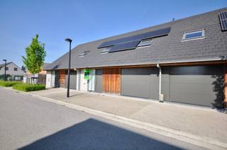 Deze instapklare woning bestaat op het gelijkvloers uit een inkomhall, toilet, ruime leefruimte met open geïnstalleerde keuken en garage.Boven...