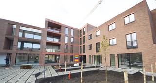 Bent u op zoek naar een nieuwbouw kantoor, praktijk  of creatieve workspace in een gebouw met een originele architectuur en makkelijke bereikbaarheid in de nieuwste hipste woonbuurt van Aalst? Check this out! Je wordt er buur van de Soeptrien, een architectenkantoor en een kinepraktijk. <br />Aan de oever van de Dender groeit en bloeit de NIEUWSTE WOONBUURT PIER KORNEL. Ontwikkelaars Revive en Matexi bundelden hun krachten samen om een voormalig industrieterrein om te vormen tot een plek waar het PRETTIG WONEN EN WERKEN is voor jong en oud. Aan het water en op een BOOGSCHEUT VAN HET CENTRUM van Aalst ontdek je dit totaalconcept met een MIX aan wooneenheden, commerciële ruimtes en assistentiewoningen. Er is voor ieder wat wils. En daar stopt het dan ook niet ... Een collectieve tuin, gemeenschapsvoorzieningen, parking, aan alles werd gedacht.<br />Dit betreft een op de hoek gelegen lichtrijke CASCO ruimte met een opp. van 132 m² (BUURT F.0.2). <br />OPTIONELE AANKOOP ONDERGRONDSE PARKING EN EV. BERGING MOGELIJK. <br />Het grondaandeel valt onder het stelsel van de registratierechten en op de constructiewaarde geldt de BTW wetgeving.<br />