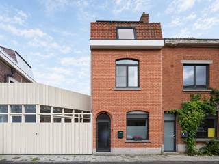 <strong>Charmante rijwoning met drie slaapkamers en een geborgen, gezellige buitenruimte in Mariakerke, Gent</strong><br /><br />De woning is instapklaar en telt een brutovloeroppervlakte van ca. <strong>123 m²</strong>. Dankzij de logische samenhang en indeling geniet ze van een <strong>aangename ruimtelijkheid en een lichtrijke beleving.</strong><br /><br />Op het gelijkvloers vormen de <strong>woonkamer</strong> en de centrale <strong>eetplaats</strong> een vloeiende verbinding met de <strong>keuken</strong> en de <strong>buitenruimte</strong>. Hier bevindt zich verder ook nog de <strong>badkamer met toilet, wastafel en inloopdouche</strong>.<br /><br />Een verdieping hoger liggen de <strong>hoofdslaapkamer</strong> en een <strong>tweede slaapkamer</strong>, momenteel <strong>ingericht als bibliotheek, met zicht op de achterliggende groen.</strong><br /><br />Op de bovenste verdieping zijn een <strong>derde slaapkamer en een bergruimte met mezzanine</strong> ondergebracht.<br /><br />De ligging is <strong>rustig en strategisch</strong>, <strong>vlot bereikbaar</strong> met de fiets of de wagen, en <strong>nabij de groene Bourgoyen. </strong><br /><br /><strong>Instapklaar (EPC C-label met zonnepanelen), karaktervol en rustig gelegen - een woning die zich evengoed leent voor een gezin, een starter of een investeerder.</strong><br />