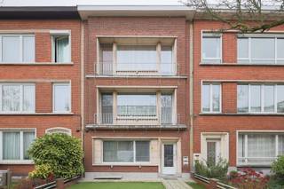 Welkom in de Bikschotelaan. Een straat die rustig aanvoelt, maar waar het leven zich vlak om de hoek afspeelt. Hier wandel je zo naar het...