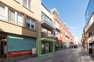 Ontdek dit kleinschalige en kwalitatieve nieuwbouwproject, gelegen in de Langestraat te Blankenberge, op wandelafstand van de markt, het strand en het gezellige stadscentrum. Dankzij deze centrale ligging bevinden winkels, horeca, ontspanning en alle dagelijkse voorzieningen zich binnen handbereik.<br /><br />Het project omvat slechts drie appartementen, waardoor een rustige en aangename woonomgeving wordt gegarandeerd. Er is keuze uit appartementen met één, twee of drie slaapkamers, telkens ontworpen met aandacht voor comfort, functionaliteit en hedendaags woonplezier.<br /><br />Op het vlak van energiezuinigheid wordt maximaal ingezet op hedendaags en duurzaam wooncomfort. De appartementen worden verwarmd via een energiezuinige warmtepomp en beschikken tevens over zonnepanelen. Het gebouw is voorzien van een lift en voldoet aan de meest recente normen en hedendaagse eisen op het vlak van energie, comfort en woonkwaliteit.<br /><br />Een bijkomende troef is dat de appartementen in aanmerking komen voor het verlaagde btw-tarief van 6%, mits aan de wettelijke voorwaarden wordt voldaan.<br /><br />Een unieke kans om te investeren in een kwalitatief nieuwbouwappartement op een centrale topligging in Blankenberge, vlak bij de zee, de markt en het bruisende stadscentrum.