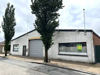 loods van +/- 450 m²15 m breed op 30 m diephoogte +/- 4 m1 sectionale toegangspoort van 3 m hoog en 3,70 m breedmet bureeltje van 20 m²toiletbetonnen...