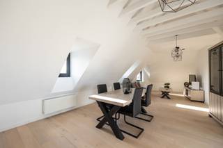 Wonen in het midden van Duffel met véél daglicht? Check. Niets meer te verbouwen? Check. Authentieke elementen? Check. Lees snel meer over dit...