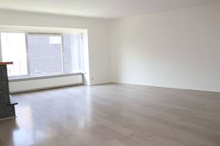 <p><span>RUIM EN GEZELLIG APPARTEMENT 103M² MET 2 SLAAPKAMERS, TERRAS EN BINNENAUTOSTAANPLAATS<br />2de verdieping - centrale ligging in centrum nabij Dorpshart en station met vlotte bereikbaarheid via N16, A12 en N17</span></p><p><span> </span></p><p><span>Inkomhal / living met eetplaats (38m²) / half-ingerichte keuken met eethoek en toegang tot balkon / recent vernieuwde badkamer met wastafel, inloopdouche en wc / 2 ruime slaapkamers (17m²; 14m²) waarvan 1 met toegang tot terras (5m²) (met berging).</span></p><p><span>Ruime berging op gelijkvloers / binnenautostaanplaats.</span></p><p><span> </span></p><p><span>Appartement is recent volledig geschilderd.</span></p><p><span> </span></p><p><span>Lasten: € 35 / maand.</span></p><p><span> </span></p><p><span>Appartement is bewoonbaar door maximaal 3 personen.</span></p><p><span> </span></p>