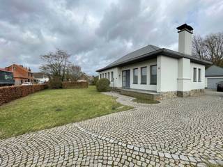 Deze charmante woning ligt langs de kiezelweg in Schulen op een terrein van 16a 77ca.Met het station op slechts 950m en de nabijheid van zowel de...