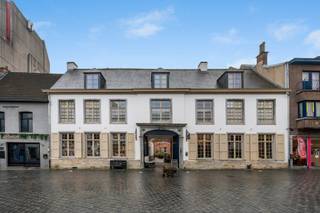 <p>Deze uniek appartement is gelegen in residentie “De Gaepaert” in een historisch pand pal in centrum van Aalst en bevindt zich op de tweede verdieping (geen lift aanwezig). Indeling: een lichtrijke leefruimte met open keuken en praktische berging, een gezellige terras, een toilet, een slaapkamer met aansluitend een badkamer met wastafel en inloopdouche. Tot slot is er een gemeenschappelijke fietsenberging + afvalruimte aanwezig. TROEVEN: zeer mooi afgewerkt,, heel veel natuurlijk licht dankzij de vele glaspartijen, hoge afwerkingsgraad, energiezuinig, unieke locatie met zicht op de binnentuin, gemeenschappelijke fietsenberging aanwezig, onmiddellijk beschikbaar. Meer informatie of bezoek? Contacteer Charlotte van IMMO TROEF: 052 52 52 00 - info@immotroef.be</p>