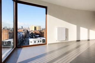 <p>Zeer zonnig hoekappartement van ca 70m² met twee slaapkamers in de moderne en recente residentie "Belgica". Het appartement is gelegen op de hoek van de Belgiëlei en de Isabellalei. Het openbaar vervoer en tal van invalswegen garanderen een vlotte bereikbaarheid.<br /><br />Dit appartement op de zevende verdieping heeft een prachtig panoramisch uitzicht over de Antwerpse binnenstad. Het appartement is ideaal georiënteerd (zuidwest) waardoor er een heel mooie lichtinval ontstaat. De kamerhoge raampartijen zorgen bovendien voor een zee aan licht.<br /><br />Het appartement is voorzien van een inkomhal met gastentoilet en vestiairemogelijkheid. De leefruimte beschikt aansluitend over een open keuken voorzien van kookvuur, microgolf- en oven, vaatwasser en koelkast met vriesvak. Een aparte berging zorgt voor extra opbergruimte.<br /><br />De twee slaapkamers kunnen gebruik maken van de badkamer met lavabo, ligbad/douche. Aansluiting voor wasmachine en droogkast zijn voorzien aan de inkomhal.<br /><br />Doorheen het appartement werd er gekozen voor stijlvolle en onderhoudsvriendelijke antracietgrijze tegelvloeren. Het appartement is netjes afgewerkt en volledig instapklaar!<br /><br />Een ruime kelderberging op niveau -1 is reeds begrepen in de huurprijs. Gemeenschappelijke fietsenberging op het gelijkvloers. <br /><br />Maandelijkse kosten 90 Euro.<br /><br />Beschikbaar vanaf 1 maart 2026.</p>