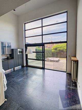 Op zoek naar een comfortabele en goed gelegen huurwoning in Hasselt? Dan is deze ruime bel-etagewoning aan de Kapellekensbampdstraat 35 zeker een bezoek waard. De woning bevindt zich op een rustige en aangename locatie, met een vlotte verbinding naar het centrum van Hasselt, winkels, scholen, openbaar vervoer en belangrijke invalswegen. Hierdoor geniet u van een uitstekende combinatie van rustig wonen en een optimale bereikbaarheid.<br /><br />Met een bewoonbare oppervlakte van maar liefst 175 m² (volgens EPC) biedt deze woning heel wat ruimte en wooncomfort. Via de inkomhal met gastentoilet komt u terecht in de lichtrijke keuken, die dankzij de grote glaspartijen geniet van een aangename natuurlijke lichtinval. Vanuit de keuken heeft u rechtstreeks toegang tot het terras en de gezellige tuin met tuinhuis, waar het heerlijk vertoeven is tijdens de warmere maanden.<br /><br />Verder beschikt het gelijkvloers over een inpandige garage en een privatieve parkeerplaats vlak voor de woning, wat zorgt voor extra comfort en parkeergemak.<br /><br />Op de eerste verdieping bevindt zich de ruime woonkamer in mezzanine-opstelling, wat zorgt voor een open en luchtig gevoel. De tweede verdieping omvat drie volwaardige slaapkamers en een badkamer.<br /><br />Bovendien beschikt de woning over een gunstig EPC-label B, wat garant staat voor een energiezuinig wooncomfort en een lagere energiefactuur.<br /><br /><strong>Huurprijs:</strong> € 1.250,00 per maand<br /><strong>Huurwaarborg:</strong> 3 maanden huur = € 3.750,00<br /><strong>EPC-label: </strong>B<br /><br />Bent u op zoek naar een ruime gezinswoning met tuin, garage en een uitstekende ligging in Hasselt? Neem dan gerust contact met ons op voor meer informatie of een bezichtiging.