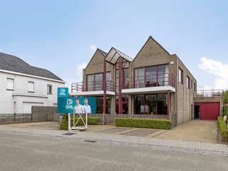 Dit ruim handelspand met garage en groot appartement bevindt zich op een perceel van 812 m² en telt in totaal maar liefst 460 m² aan...