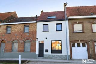 Ontdek deze totaal gerenoveerde woning, afgewerkt met o.a. een nieuwe keuken, badkamer met dubbele lavabo en inloopdouche, nieuw...