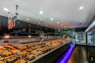 Boucherie entièrement équipée avec garage attenant, située dans un emplacement très commercial, à louer pour cause de départ à la retraite.<br />À proximité de la place Rubens, à côté de la célèbre boulangerie « Notre Dame », ce local commercial entièrement équipé et aménagé en boucherie offre une superficie de 125 m².<br />L'aménagement contemporain, réalisé par Bossuyt, confère au lieu une allure moderne et élégante, avec un long comptoir réfrigéré, une cuisine professionnelle, des appareils de réfrigération, un espace de découpe, un coin lave-vaisselle, un local de stockage à température ambiante et un bureau séparé, le tout conforme aux normes de l'AFSCA. Absolument prêt à l'emploi. L'approvisionnement s'effectue facilement via le garage attenant.<br />Emplacement très commercial dans un quartier de premier choix !