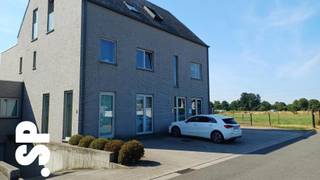 Centraal gelegen in Wommelgem bevindt zich dit volledig gemeubelde en instapklare 2-slaapkamerappartement. Dankzij de centrale ligging geniet u van een vlotte bereikbaarheid en bevinden winkels, openbaar vervoer en andere voorzieningen zich op wandelafstand.<br /><br />Het appartement is volledig ingericht en voorzien van alle nodige meubels en huisraad. U hoeft enkel uw persoonlijke spullen mee te brengen.<br />Het appartement bestaat uit Leefruimte, keuken met aangrenzend terras, 2 slaapkamers, badkamer, berging met wasmachine.<br /><br />Vaste forfaitaire kosten: € 280/maand, zijnde elec, gas, water, internet <br />Domicilie is niet mogelijk.<br /><br />Voor bijkomende inlichtingen of een bezoek ter plaatse kan u ons contacteren op het nummer 014/51.95.00.