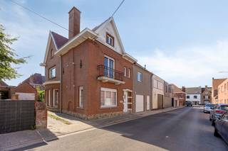 Prachtige jaren '50 architectuur! ...<br /><br />Via de inkom is er toegang tot zowel het eerste deel van de leefruimte als naar het tweede deel van dezelfde plaats. De vele grote ramen zorgen hier voor heel veel lichtinval. Aansluitend ligt de keuken met apart gastentoilet, technische berging en de kelder hierop volgend.<br />Naast de woning is een lange oprit naar de grote achterliggende garage. Een klein tuintje met terras maakt de indeling op het gelijkvloers compleet!<br /><br />Op de eerste verdieping waren oorspronkelijk twee grote slaapkamers, waarbij 1 kamer is opgedeeld in middelmatige kamers. een badkamer vervolledigt de indeling op dit verdiep. <br />Via een vaste trap komen we op de tweede verdieping waar de zolderruimte extra mogelijkheden biedt naar indeling van extra (slaap)kamers.<br /><br />Deze woning is volledig te renoveren, maar omdat de stijl overal is bewaard, kan dit opnieuw een pareltje in Emelgem worden!