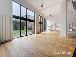 Casalina Real Estate biedt u exclusief te huur – Prachtige loft van 281 m² bewoonbare oppervlakte (EPC C – 121 kWh/m².jr) gelegen in het hart van...