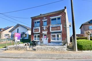 Achter een charmante en knappe voorgevel schuilt een woning boordevol potentieel. Gelegen te Waasmont, Kabinestraat 1, op een perceel van 6a...