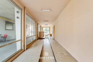 Voor meer info en foto’s, surf naar www.swevers.be – Op een commerciële toplocatie langs de drukke Hasseltsesteenweg in Beringen vind je dit compacte handelspand van 42 m². Dankzij de uitstekende zichtbaarheid en bereikbaarheid vormt het een ideale opportuniteit voor starters, investeerders of ondernemers. Het pand, gebouwd in 1960, bevindt zich in op te frissen staat en bestaat uit één open handelsruimte met aparte inkomhal en achterdeur, wat extra logistieke flexibiliteit biedt. Grote ramen zorgen voor veel lichtinval en versterken het visuele potentieel als winkel, kantoor of toonzaal. De langwerpige, rechthoekige indeling maakt een praktische inrichting mogelijk zonder verloren ruimte. Met een perceelbreedte van 2,5 meter en diepte van 13 meter benut je hier elke vierkante meter. De locatie biedt niet alleen veel passage, maar ook voorzieningen op wandelafstand zoals scholen, winkels en openbaar vervoer. De snelweg bevindt zich op slechts 3,9 km. Voor meer informatie, bel 011 255 155. Bron bewoonbare oppervlakte: EPC – verslag. Dit pand is onderworpen aan de renovatieverplichting van de Vlaamse overheid voor niet-residentiële gebouwen (behoudens bij sloop binnen 5 jaar na de aankoop). Consulteer voor meer informatie de website van het Vlaams Energie- en Klimaatagentschap via https://www.vlaanderen.be/bouwen-wonen-en-energie/niet-residentiele-gebouwen/verplichtingen-voor-niet-residentiele-gebouwen/renovatieverplichting-voor-niet-residentiele-gebouwen.