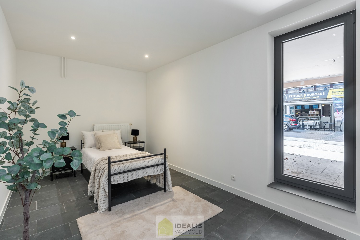 PRACHTIG GERENOVEERD GELIJKVLOERSAPPARTEMENT MET STADSTUIN IN HARTJE HAMONT! - foto 5