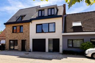 <p>Ontdek deze volledig gerenoveerde gezinswoning aan Heieinde 39 in Oud-Turnhout. Dankzij de centrale ligging bevinden winkels, scholen, openbaar vervoer en andere dagelijkse voorzieningen zich op korte afstand. De woning wordt volledig afgewerkt volgens het voorziene lastenboek.<br /><br /><span></span>Binnen geniet u van lichtrijke, open leefruimtes die zorgen voor een aangenaam gevoel van ruimte en comfort. Daarnaast beschikt de woning over een inpandige garage, drie volwaardige slaapkamers en een ruime badkamer. Buiten vormt de zuidgerichte tuin met terras een absolute troef. Hier geniet u in alle rust van een mooi zicht op het omliggende groen.<br /><br />Indeling:<br />Gelijkvloers: <br />- Inkomhal<br />- Gastentoilet<br />- Inpandige garage<br />- Wasplaats/berging<br />- Volledig geïnstalleerde keuken<br />- Leefruimte met zicht op de tuin<br /><br />Eerste verdieping: <br />- Slaapkamer 1 (15,8<span>m²)</span><br />- Slaapkamer 2 (15,3<span>m²)</span><br />- Badkamer met inloopdouche, dubbele lavabo en toilet<br /><br />Tweede verdieping: <br />- Bereikbaar via een vaste trap<br />- Slaapkamer 3 (20,5<span>m²)</span><br /><br />Troeven: <br />- Volledig gerenoveerd<br />- Gunstige EPC<br />- Centrale ligging<br />- 3 volwaardige slaapkamers<br />- Inpandige garage en aparte wasplaats<br />- Zuidgerichte tuin<br /><br />Mis deze kans niet en plan een bezoek in!<br /><br />0497 27 14 64<br />camilla@albert.immo<br />www.albert.immo<br /><br />Bij Albert kom je thuis!<br /><br />Voor alle foto's en interactieve plannen verwijzen wij naar onze website: www.albert.immo</p>