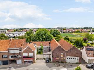 Dit handelshuis is gelegen in het centrum van Lauwe.<br /><br />De huidige indeling is als volgt: <br />Gelijkvloers: inkom (winkelruimte), leefruimte, keuken, werkruimte, berging. <br />Eerste verdiep: 3 kamers, badkamer en toegang tot de zolderruimte. <br /><br />Het perceel heeft een oppervlakte van 375m2 en <span>biedt verschillende mogelijkheden</span>: <br />- Bouwen van een ééngezinswoning; <br />- Bouwen van twee aaneengesloten woningen; <br />- Bouwen/renoveren handelswoning. <br /><br />PLUSPUNTEN: <br />- COMMERCIËLE LIGGING<br />- MEERDERE MOGELIJKHEDEN <br />- RUIM BESCHIKBAAR OPP. <br /><br />*Er is tevens de mogelijkheid tot aankoop van de naastgelegen loods (biedt optie om projectgrond uit te breiden naar 4 woningen + parkeerplaatsen).